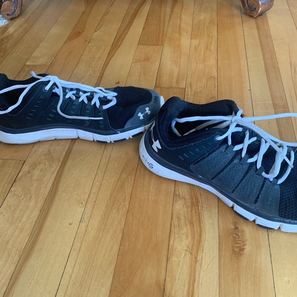 Underarmour black and white running shoes